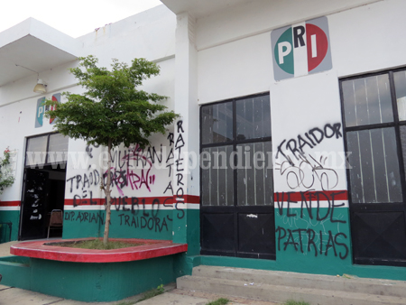 Grafiteando inmuebles, maestros de la CNTE se quejan de la reforma educativa