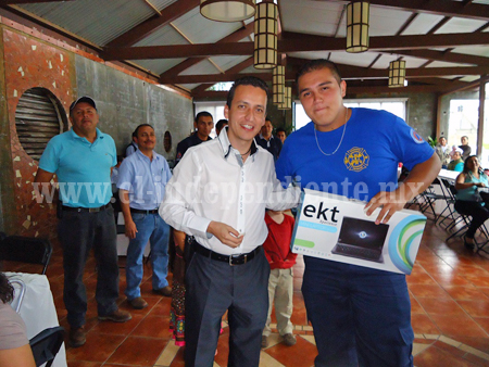 Alcalde Toño Salas festejó a elementos de Protección Civil en su día