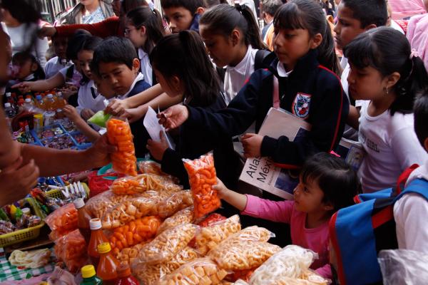 Persiste venta de comida chatarra en cooperativas escolares de Michoacán