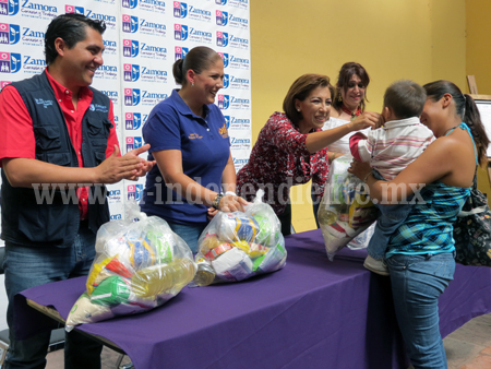 700 madres de familia recibieron despensas de programa alimenticio