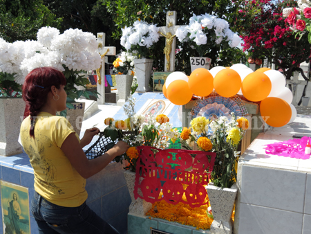 Arriban más de 5 mil personas a Panteón Municipal previo a Día de Muertos 