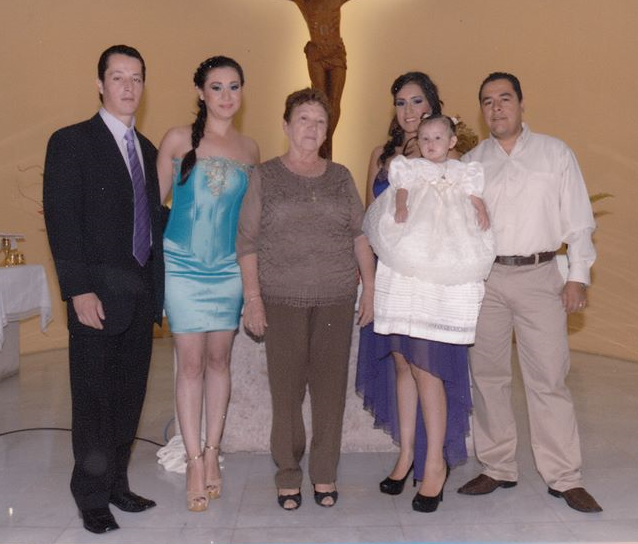 Arely Saavedra recibe el bautismo