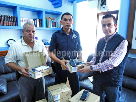 Toño Salas entregó 35 radios a policía municipal