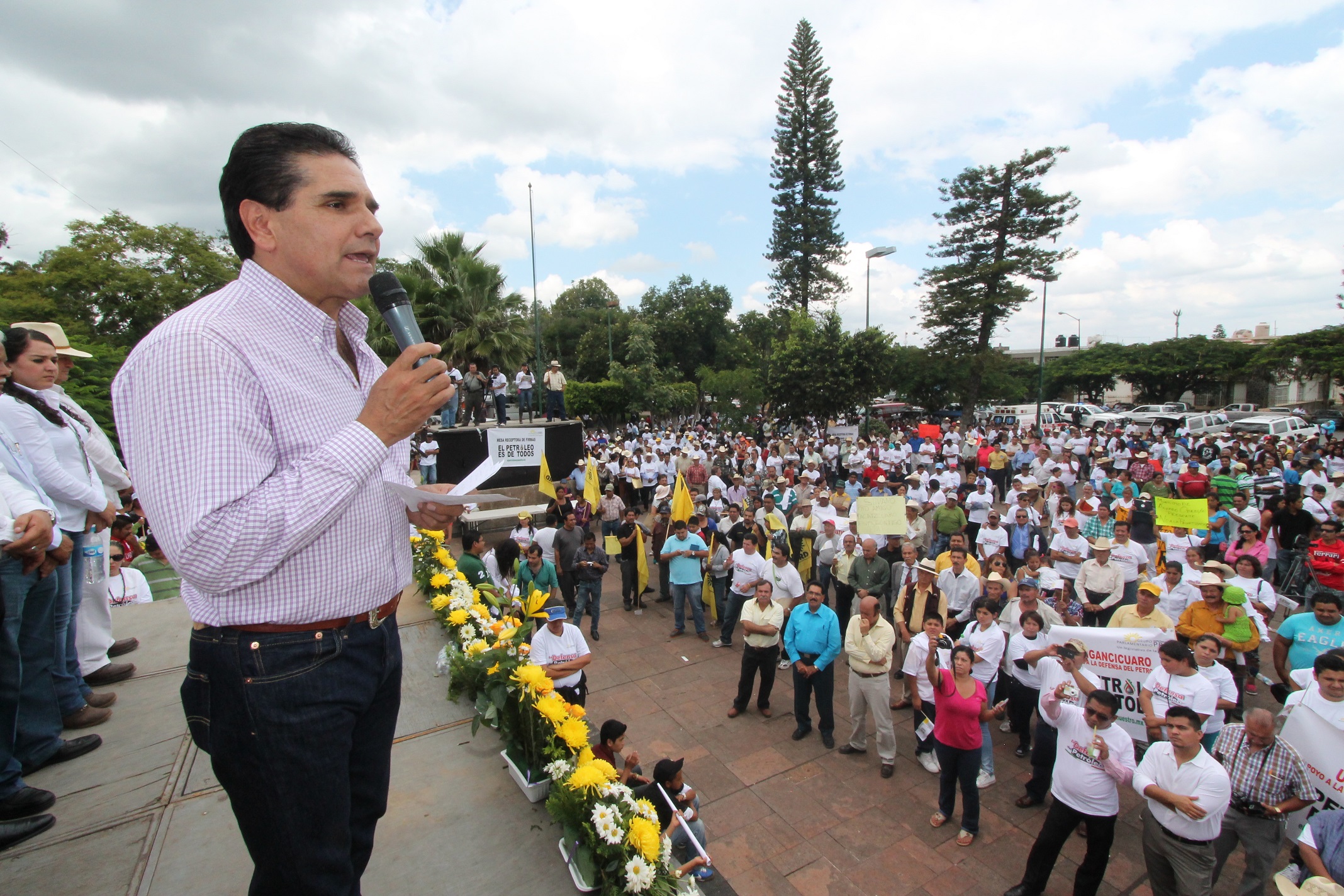 Inició Silvano Aureoles en Michoacán campaña para defensa del petróleo