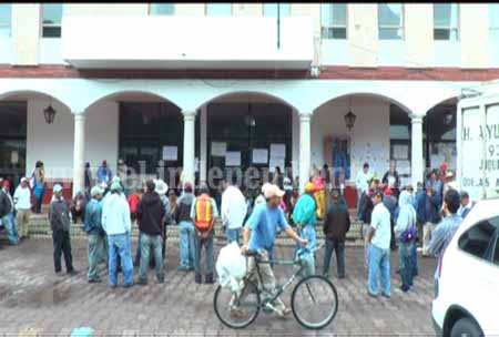 Toman sindicalizados alcaldía de Jiquilpan por retraso en sus quincenas