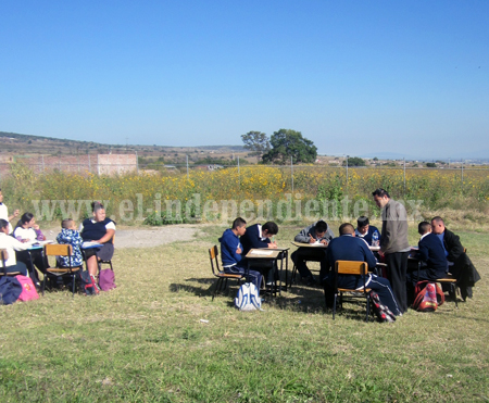 Al aire libre reciben clases cerca de 40 alumnos de educación especial en Jiquilpan
