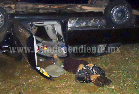 Un muerto y dos heridos, en volcadura de un auto