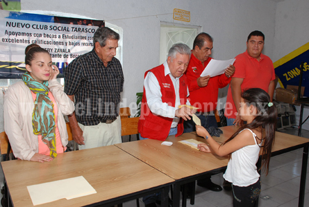 Ayuntamiento y club migrante realizaron 2ª entrega de becas a estudiantes 