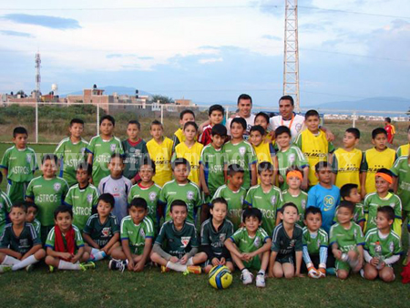 Emmanuel Manny García visitó a chicos de Astros Fuerza Chonguera