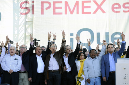 Silvano Aureoles junto a Cuauhtémoc Cárdenas por la defensa del petróleo 