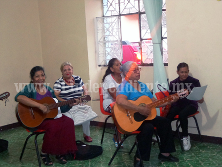 Invita DIF Los Reyes a taller de música en la Estancia del Adulto Mayor