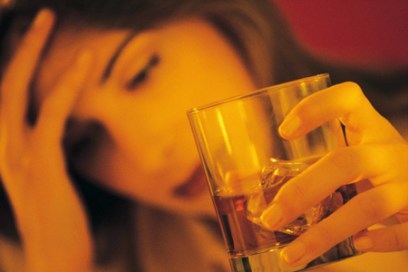 Mujeres de entre 12 y 19 años están consumiendo más alcohol que los hombres 