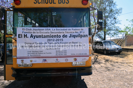 Entrega comunidad migrante vehículo escolar