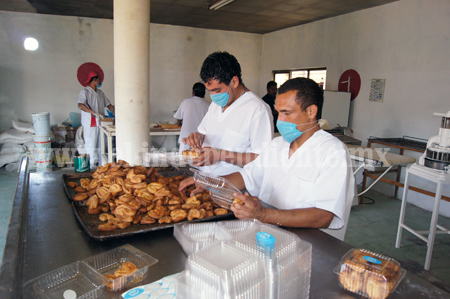 Rotarios de Zamora donaron equipo de panadería a  “Drogadictos anónimos Luz y Vida”