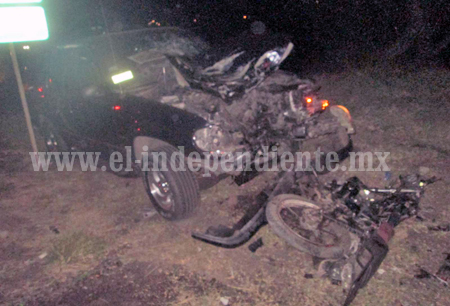 Tres jornaleros mueren en un choque de moto y camioneta