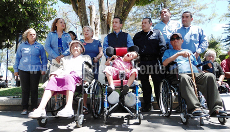 Entregaron 3 sillas de ruedas a través del programa Miércoles Ciudadano