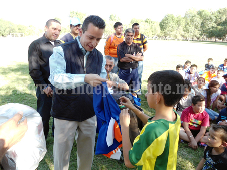 Toño Salas entrega uniformes a pequeños futbolistas