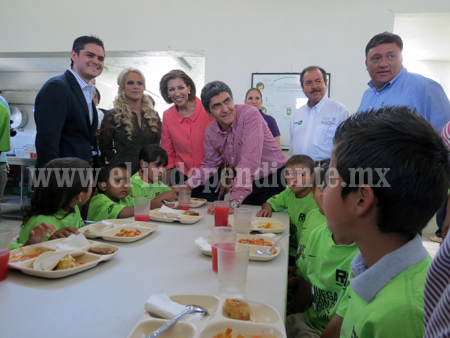 Migrantes entregaron 18 mdp para el comedor de la Fundación Rafa Márquez  
