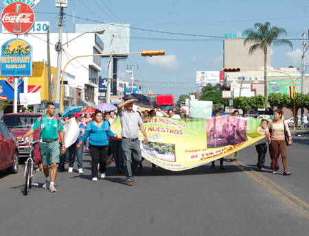 Ciudadanos marchan exigiendo que no reubiquen el Centro de Salud Niños Héroes