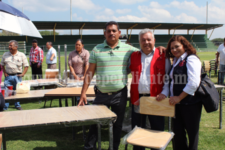 Alcalde Nicolás Cibrián entregó material a escuelas de Venustiano Carranza