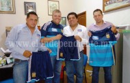 Entregan uniformes deportivos a San Rafael Atapan