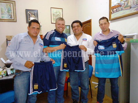 Entregan uniformes deportivos a San Rafael Atapan