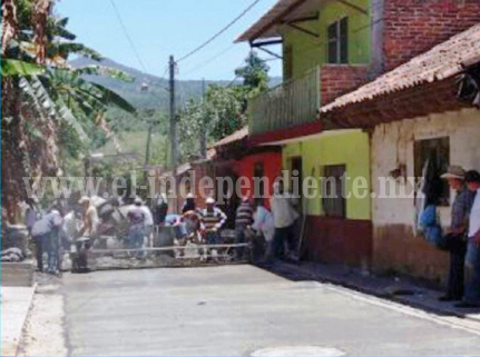 Pavimentan calle en Atapan