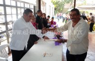 Tesorero César Palafox felicitó a egresados del INEA