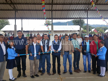 Toño Salas inauguró techado de la cancha en Tsirio