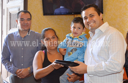 Armando Tejeda entrega aparatos auditivos en Sahuayo