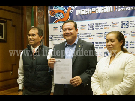 Atahualpa Ventura Orozco se registró como precandidato a la presidencia municipal de Zamora