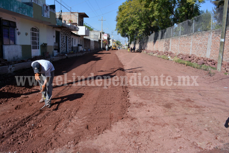 Avanza pavimentación en la calle Carlos Gálvez Betancourt de Sahuayo