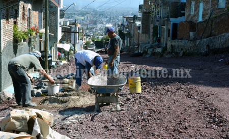  Avanzan en los trabajos de pavimentación de la calle Luis Amezcua