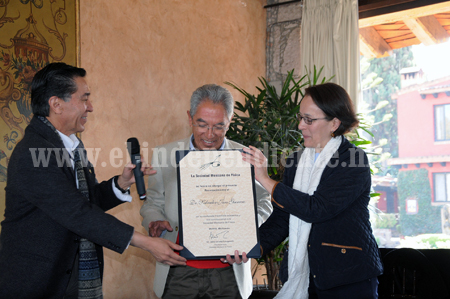 La sociedad mexicana de física entrega reconocimiento a Salvador Jara por sus aportes a la ciencia y a la sociedad