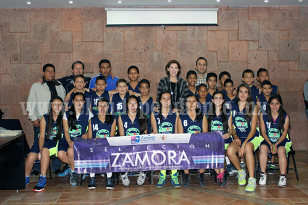 La Alcaldesa de Zamora abanderó a los jóvenes de la Escuela Municipal de Iniciación Deportiva de Basquetbol
