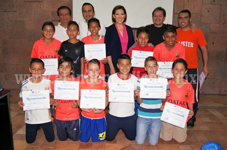 Alcaldesa entregó reconocimientos a Futbolistas Infantiles-Juveniles