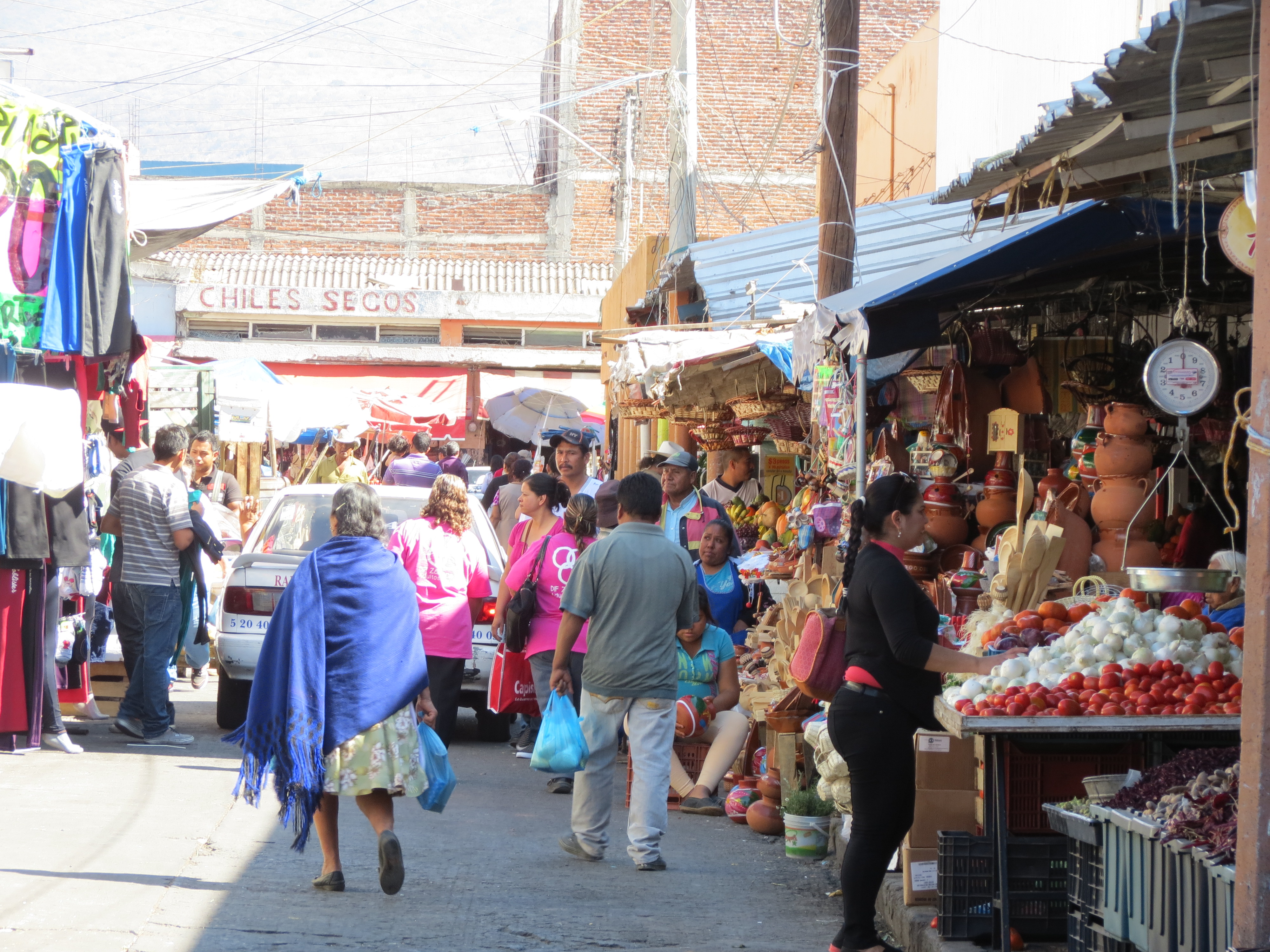 Ambulantes del Mercado Hidalgo son un peligro para la seguridad