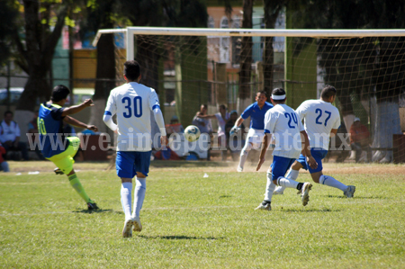 Con gol en los últimos minutos, Romero de Guzmán derrotó a Jardines de Catedral