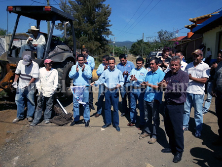 Toño Salas y César Palafox realizaron recorrido de obras en Atapan