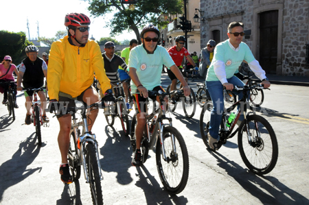 Salvador Jara realiza paseo ciclista para promover el uso de transportes alternativos