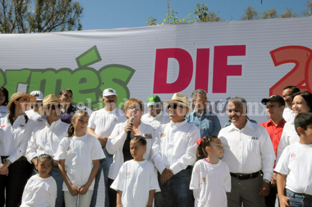 En fiesta familiar, asisten miles de michoacanos a kermés del DIF 2015