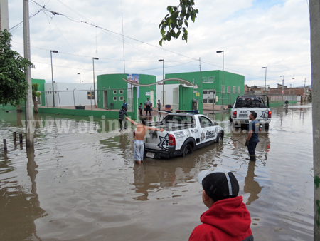 Más de 200 familias afectadas por inundaciones al poniente de la ciudad