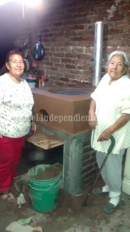 DIF  Los Reyes entrega Cocinas Lorena