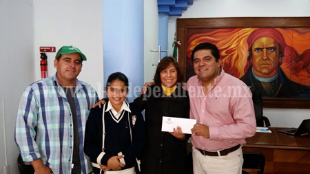 Entrega alcalde reyense apoyo a escuela 20 de Noviembre