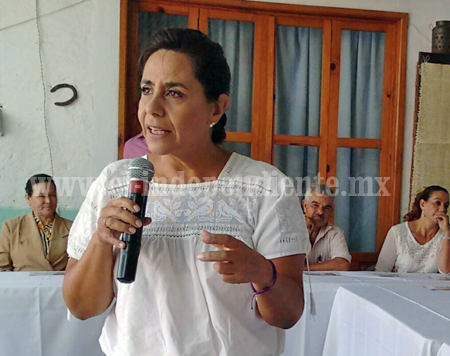 Artesanos de Zinapécuaro aplaudieron propuestas de Cocoa Calderón