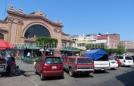 Ambulantes y particulares se apropian de cajones de estacionamiento en Corregidora