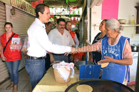 Alfredo Anaya, candidato a la diputación federal por el 04 distrito, recorrió el mercado municipal