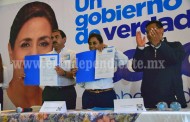 Firmó Cocoa Calderón compromisos por la Educación de Michoacán