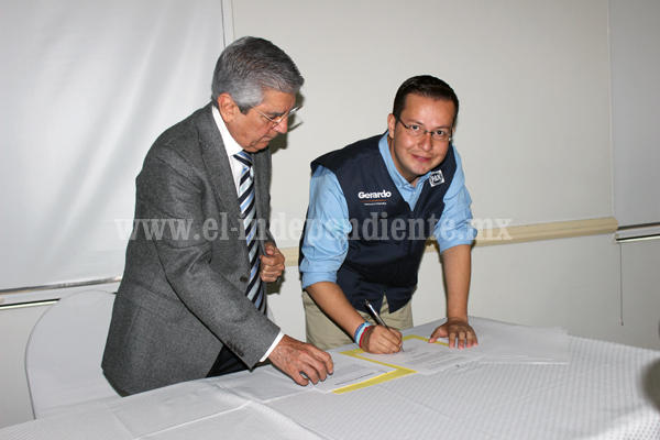 Gerardo García firmó ante notario que trabajará por el desarrollo económico y social de Zamora