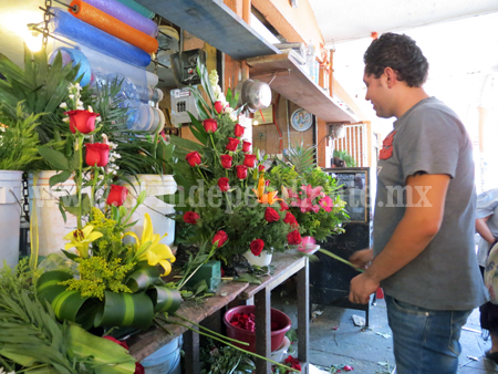 Competencia desleal abruma a floristas del mercado Hidalgo